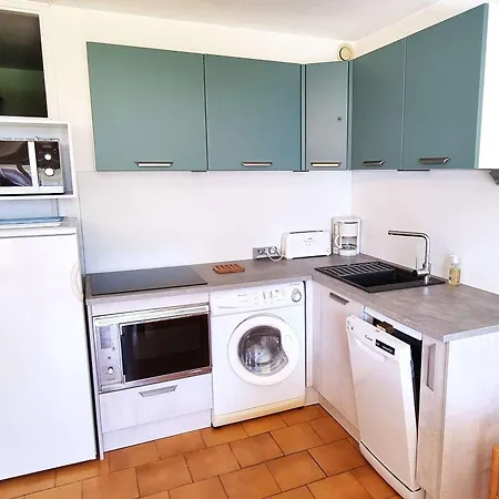 Apartment T2 Climatise, Piscine, Parking, A 30m De La Mer, Pour 5 Pers, Terrasse Orientee Sud - Fr-1-607-100 *