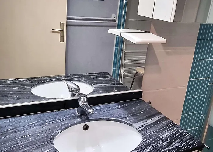 شقة T2 Climatise Avec Piscine Et Parking A 20m De La Mer, Pour 5 Pers - Fr-1-607-100